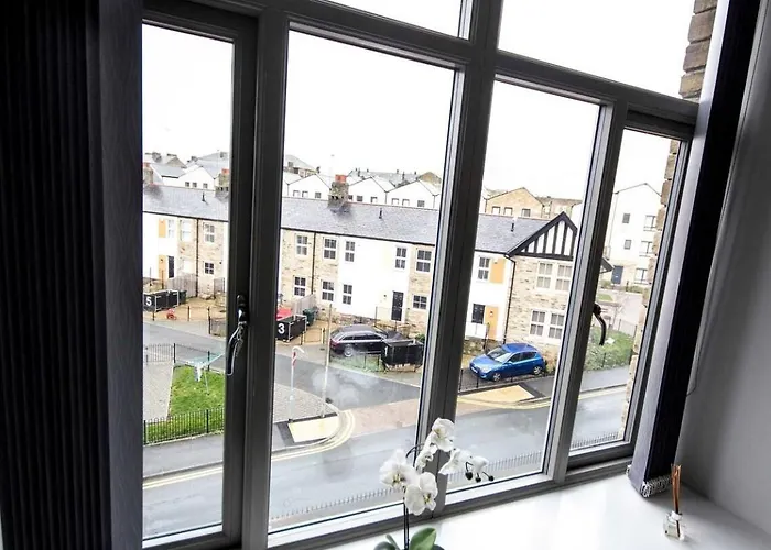 Stayzo Spacious Self-catering Accommodation-3 Bradford (West Yorkshire)