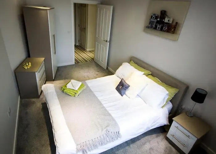 Stayzo Spacious Self-catering Accommodation-3 * Bradford (West Yorkshire)